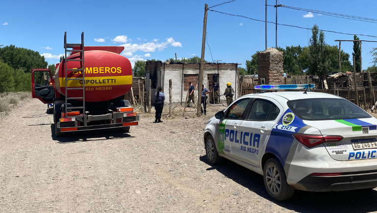 Seccional 4° de la Policía junto a dos dotaciones de Bomberos Voluntarios trabajaron en la zona. Seccional 4° de la Policía junto a dos dotaciones de Bomberos Voluntarios trabajaron en la zona.