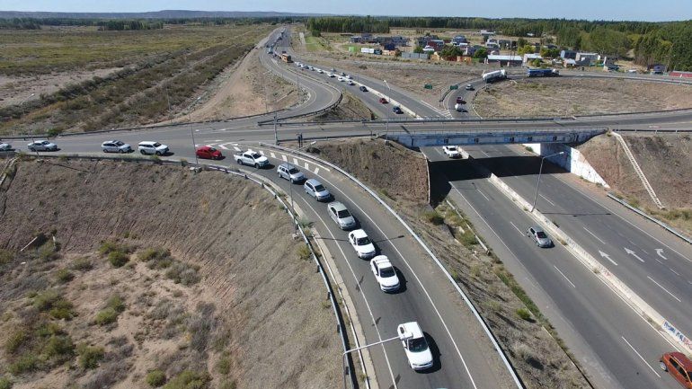 Cruzar Neuquén rumbo a la cordillera tomó casi dos horas