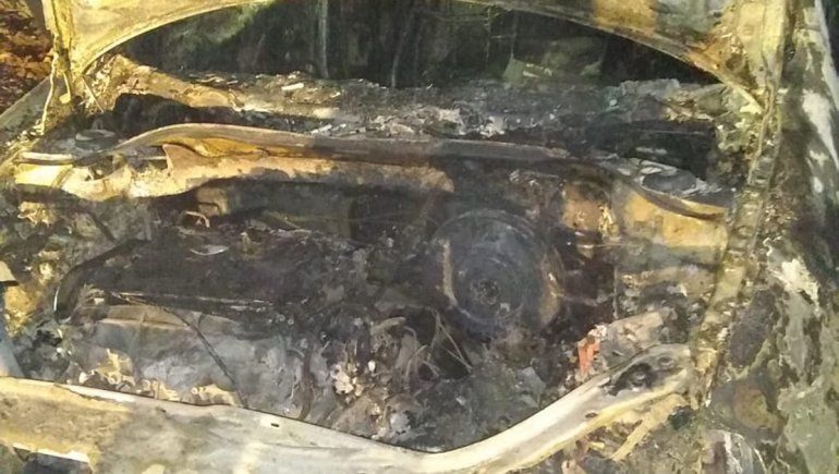 Un auto se prendió fuego en medio de la Ruta 151