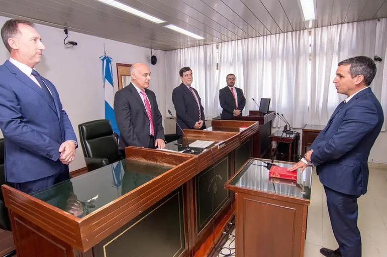 Otro antecedente laboral se refiere a la investigación por el asesinato de soldado Pablo Córdoba, Greca dejó la causa luego de 21 meses sin identificar a ningún sospechoso ni avanzar en ninguna hipótesis. Otro antecedente laboral se refiere a la investigación por el asesinato de soldado Pablo Córdoba, Greca dejó la causa luego de 21 meses sin identificar a ningún sospechoso ni avanzar en ninguna hipótesis.