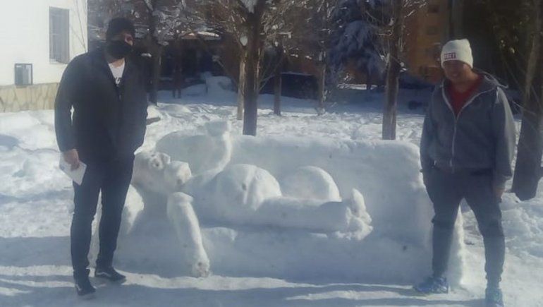 Zapala: con un Simpsons de nieve sorprendieron a sus vecinos