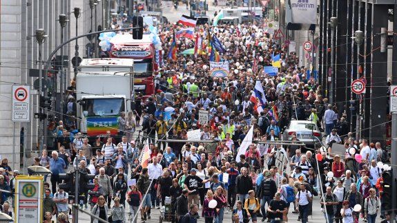 Dispersan una marcha anticuarentena sin barbijos en Alemania