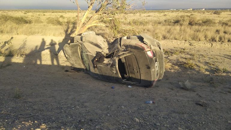 El Renault quedó con su lateral derecho completamente destruído