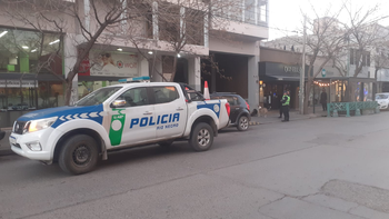 ultimo momento: tension en el centro por una joven que amenaza con tirarse de un edificio