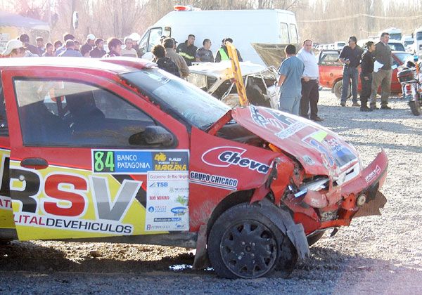 Coche de rally partió al medio un Fiat 125, en una violenta colisión