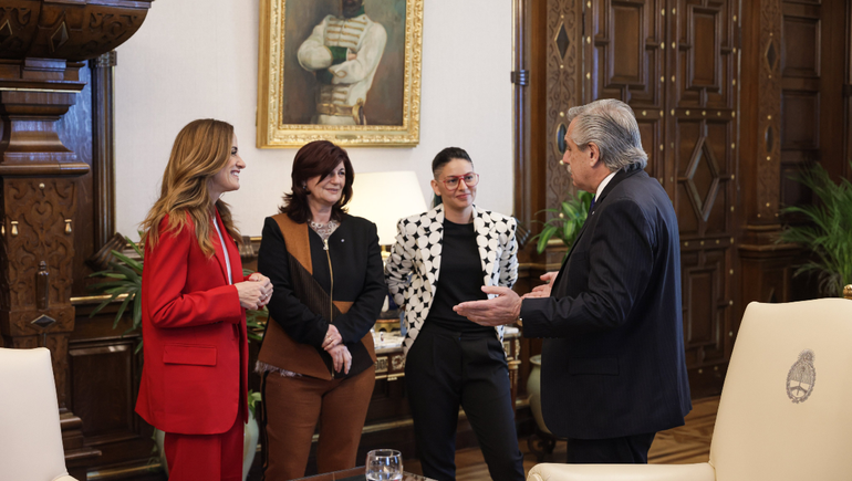 Alberto tomó juramento a sus nuevas ministras y llamó a la unidad