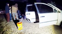 los descubrieron robando y abandonaron a un complice 