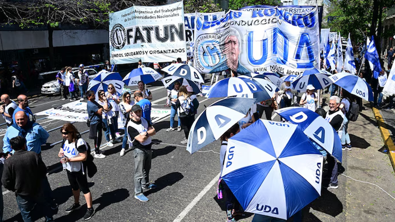 Las primeras columnas llegan al Congreso por la marcha universitaria