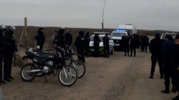 En medio de un gran despliegue policial, encontraron el cuerpo de un hombre enterrado cerca del lago Pellegrini. 