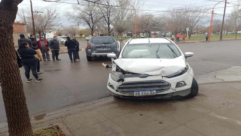 Espectacular choque entre camionetas: desmayo y al Hospital