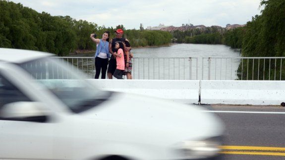 Una gran cantidad de valletanos pasó por el puente para tomarse una foto.