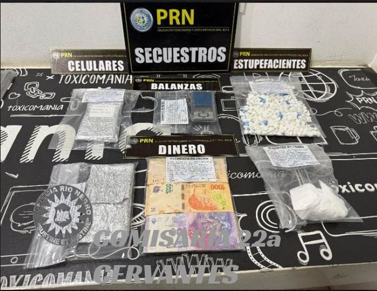 Durante el allanamiento se procedió al secuestro de estupefacientes, una moto robada en Neuquén y un cartucho de un arma calibre 22. 