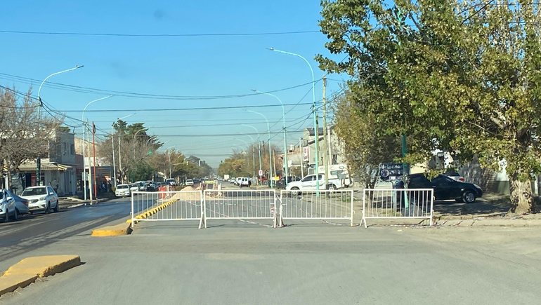 Una de las manos de circulación sobre calle Naciones Unidas, permanecía cortada al tránsito durante este sábado.