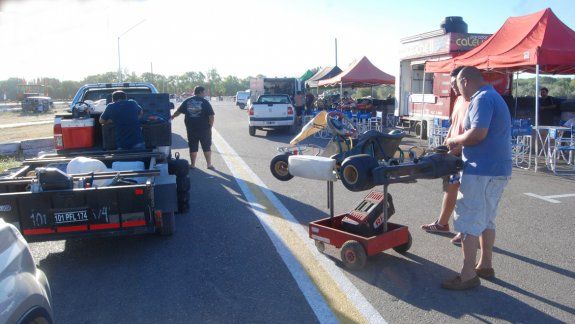 Ayer empezaron a llegar los equipos al kartódromo albinegro.