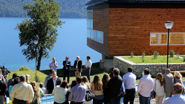 Manifestantes apedrearon y rompieron dos vidrios de la camioneta en la que iba Macri 