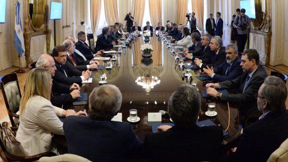 Weretilneck y representantes de todas las provincias se reunieron ayer con el presidente Mauricio Macri en la Casa Rosada.