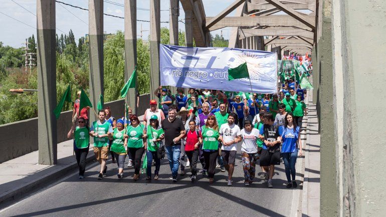 Una masiva columna de manifestantes marchó ayer por los puentes.