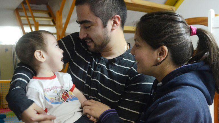 Los padres de Nicolás saben que la medicina que logró reducirle las convulsiones es ilegal. 