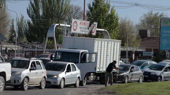 Volvió el caos en los puentes para cruzar hacia Neuquén