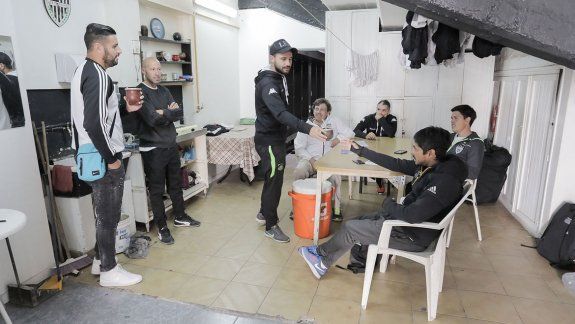 Piñero da Silva ayer, en la intimidad del vestuario retirando sus cosas de La Visera. El ciclo del misionero llegó a su fin.