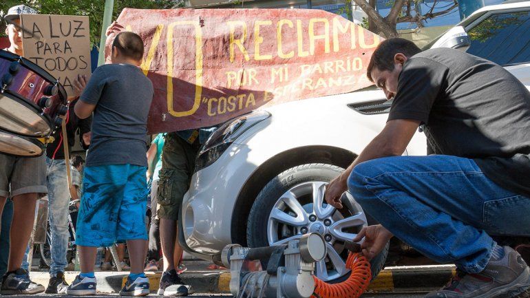 Las gomas desinfladas al auto de Tortoriello convirtieron una protesta más frente al Municipio en un verdadero escándalo entre el intendente y los vecinos.