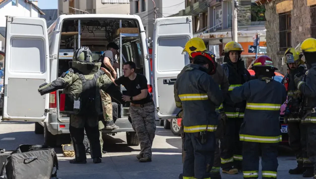 El descubrimiento ocurrió poco antes del mediodía, en un momento en que la plaza principal de la ciudad estaba colmada de estudiantes que preparaban los stands para la Semana de la Juventud.