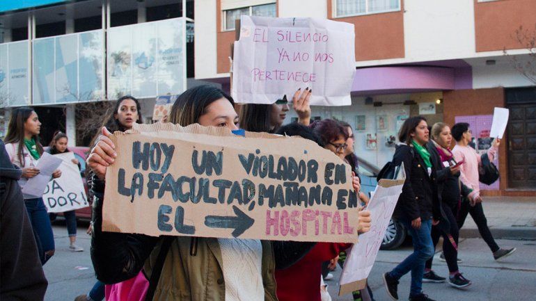 Estudiantes de Medicina marcharon para que expulsen a un joven denunciado por abuso