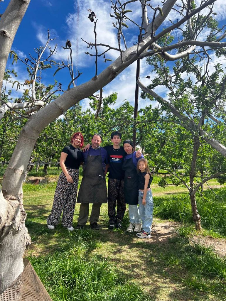 La familia unida en la chacra cipoleña donde viven y se desarrollan laboralmente.