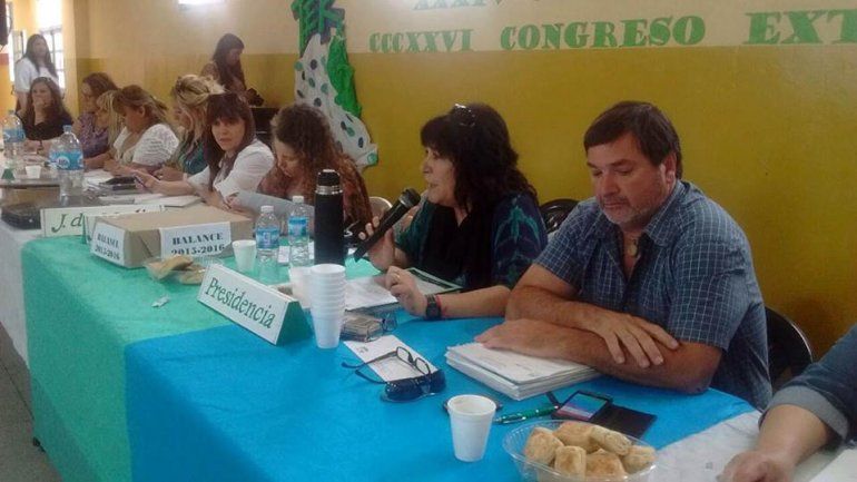 Con una votación dividida, los docentes rionegrinos aceptaron la propuesta salarial