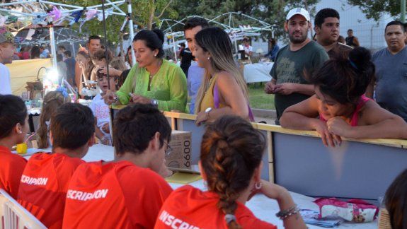 Los puestos de inscripción continúan recibiendo a los vecinos.