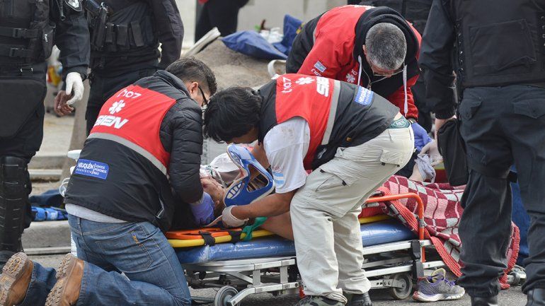 Las impactantes fotos del dramático rescate en Neuquén
