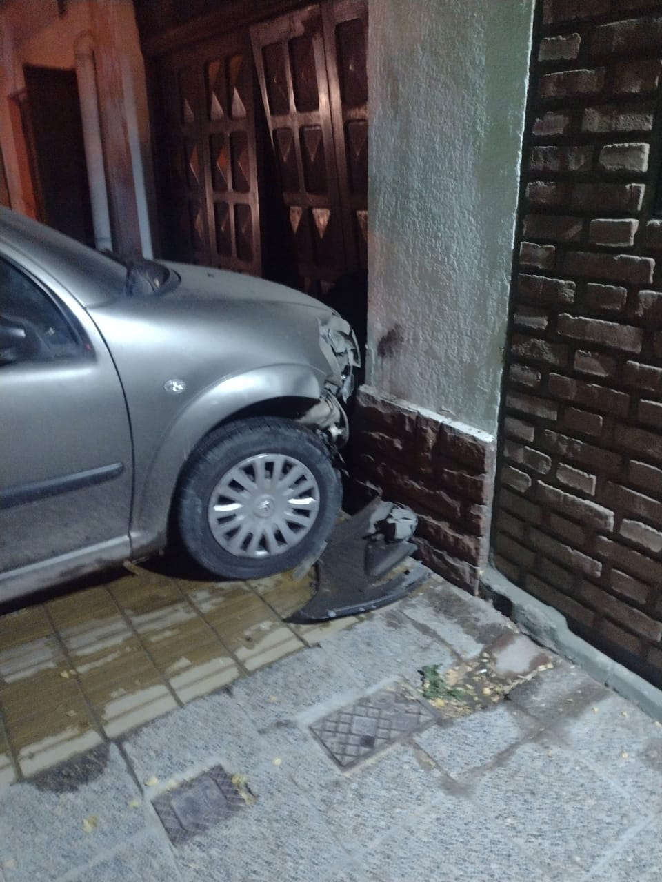 Violento impacto: Perdió el control y se incrustó en un garage