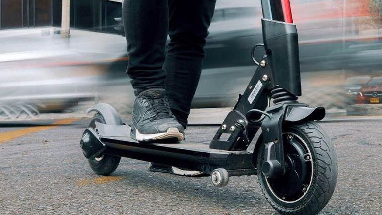 Monopatines eléctricos: la Muni admite que no pueden controlarlos
