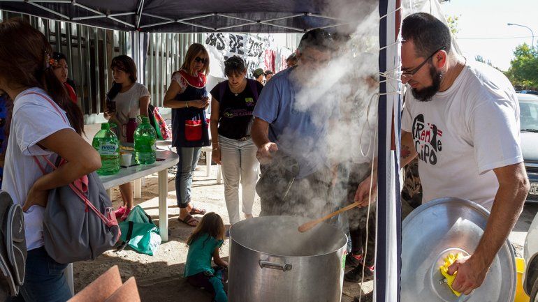 Los docentes realizaron una olla popular frente al Consejo de Educación para exteriorizar sus reclamos.&nbsp;