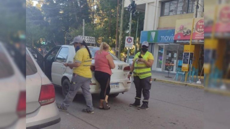 Mujer taxista circulaba alcoholizada en pleno centro