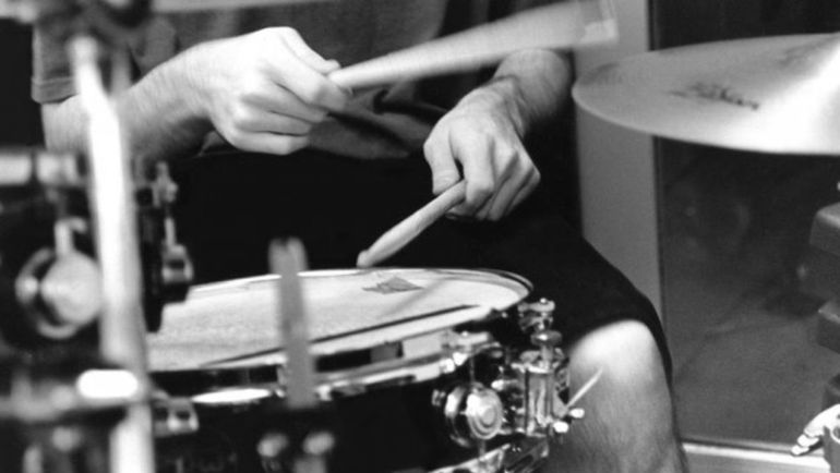 La vecina denunció que el músico que vive al lado provoca ruidos molestos, que le impiden descansar. 