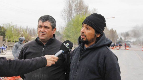 Trabajadores rurales cortaron el tránsito sobre la Ruta 22