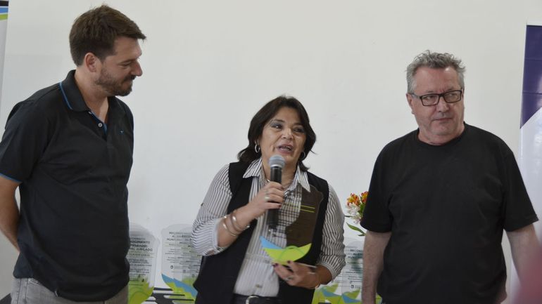 Gloria Díaz, junto al Intendente y al Secretario de Obras Públicas.