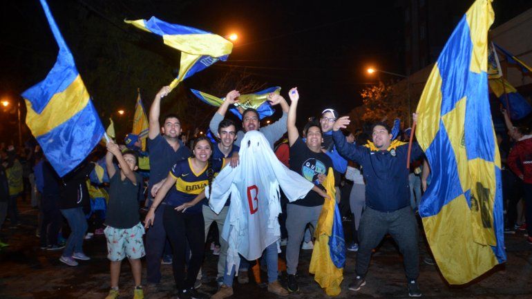 Los hinchas de Boca coparon la calle a puro festejo