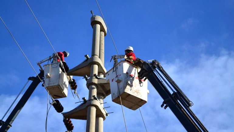 Las tareas en General Roca y Cinco Saltos se deben al despliegue de tareas de mantenimiento en subestaciones transformadoras y ampliación de las redes de baja tensión