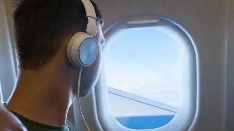 La nueva norma de la aerolínea busca reducir el ruido en cabina y mejorar la convivencia entre los viajeros durante los vuelos.