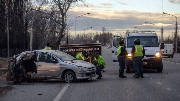 El Peugeot 206 quedó totalmente destruido. De fondo, la Policía había cubierto el cuerpo de la mujer que murió. En paralelo, realizaron los peritajes accidentológicos sobre la Ruta 22.