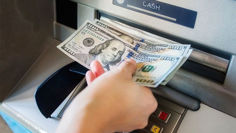 Insólito: depositó $75 mil, le pasaron el mismo monto a dólares y su decisión se viralizó