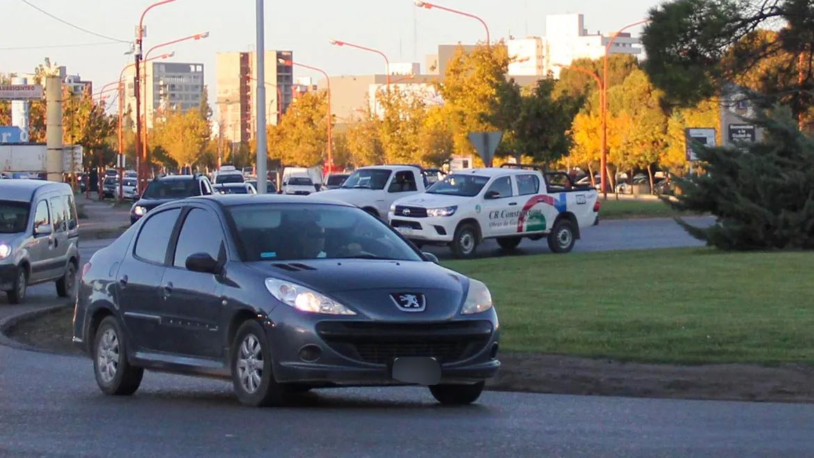 Un colectivo lo chocó en una rotonda y deberán reparar su auto por completo