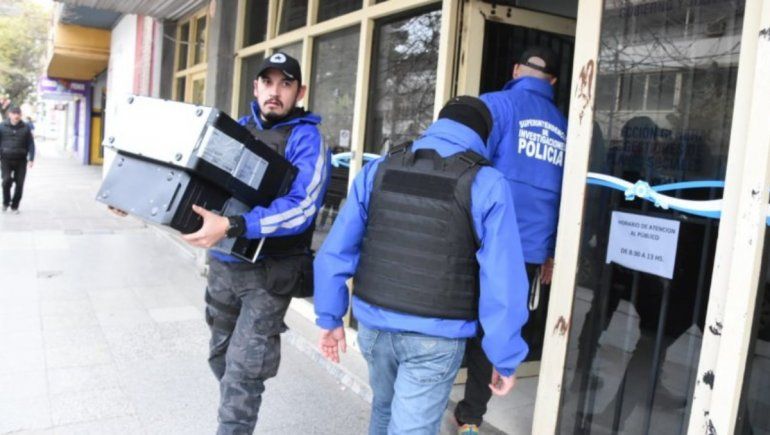 Uno de los allanamientos con cajas de expedientes de planes sociales.