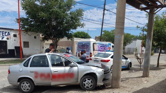 Perdió el control del auto y chocó contra una columna de cemento