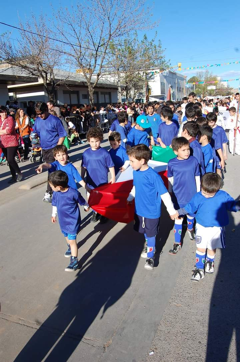 Miguel acompañando a los chicos durante un desfile. Miguel acompañando a los chicos durante un desfile.