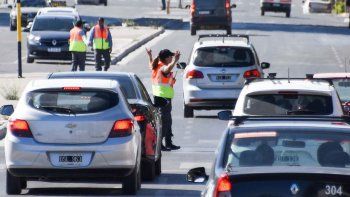 una inspectora fue golpeada por un conductor estacionado en doble fila
