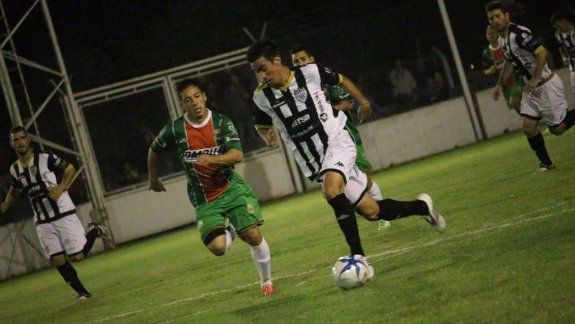 Ezequiel Ávila, es una fija en el lateral izquierdo en lugar de Leandro Wagner, que se retiró lesionado frente a Juventud de Gualeguaychú.&nbsp;