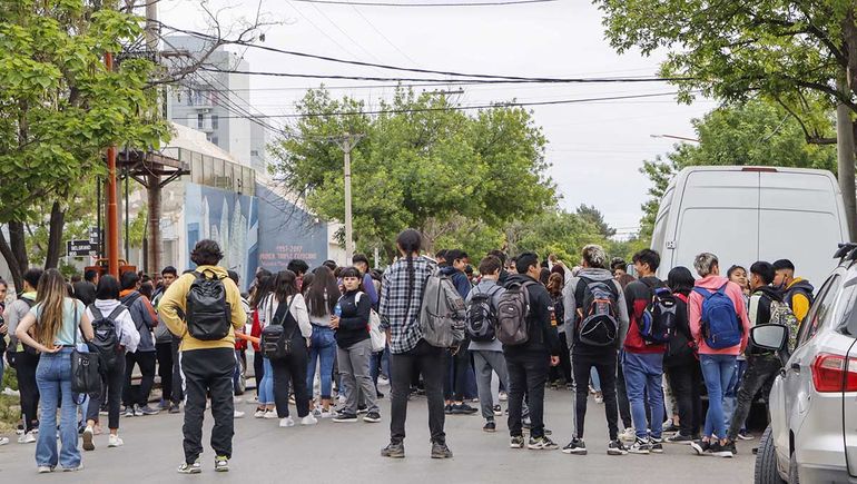 Durante el año, se llevan adelante charlas y talleres en establecimientos educativos para concientizar sobre las consecuencias penales de realizar un falso llamado.